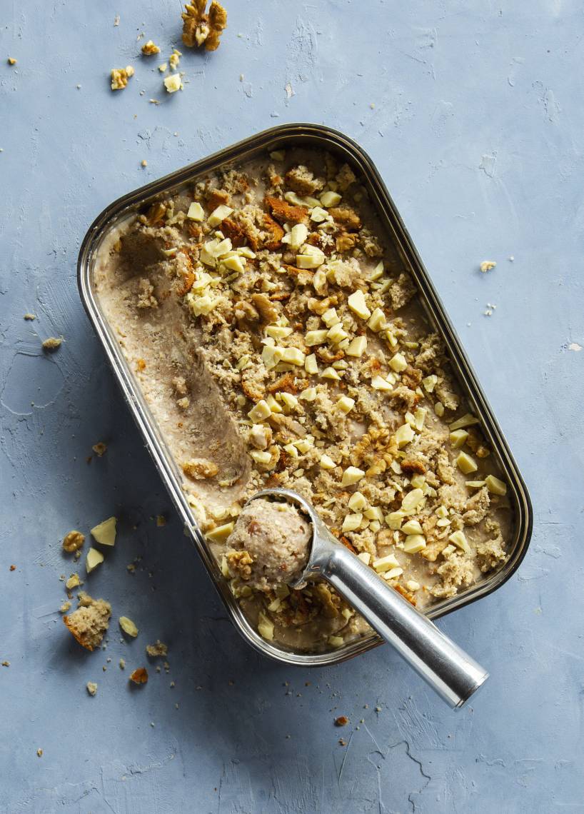 Buttermilch-Bananeneis mit Schokolade und Nüssen