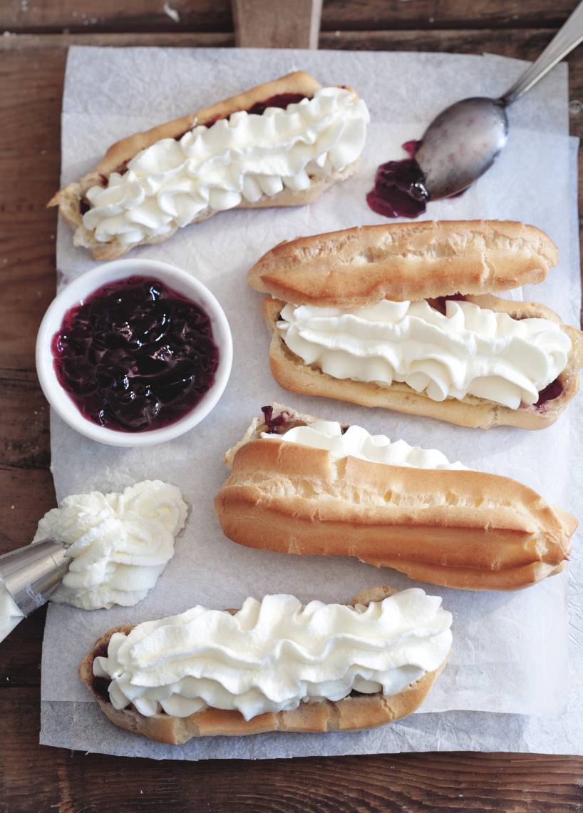 Eclairs mit Konfitüre und Schlagsahne