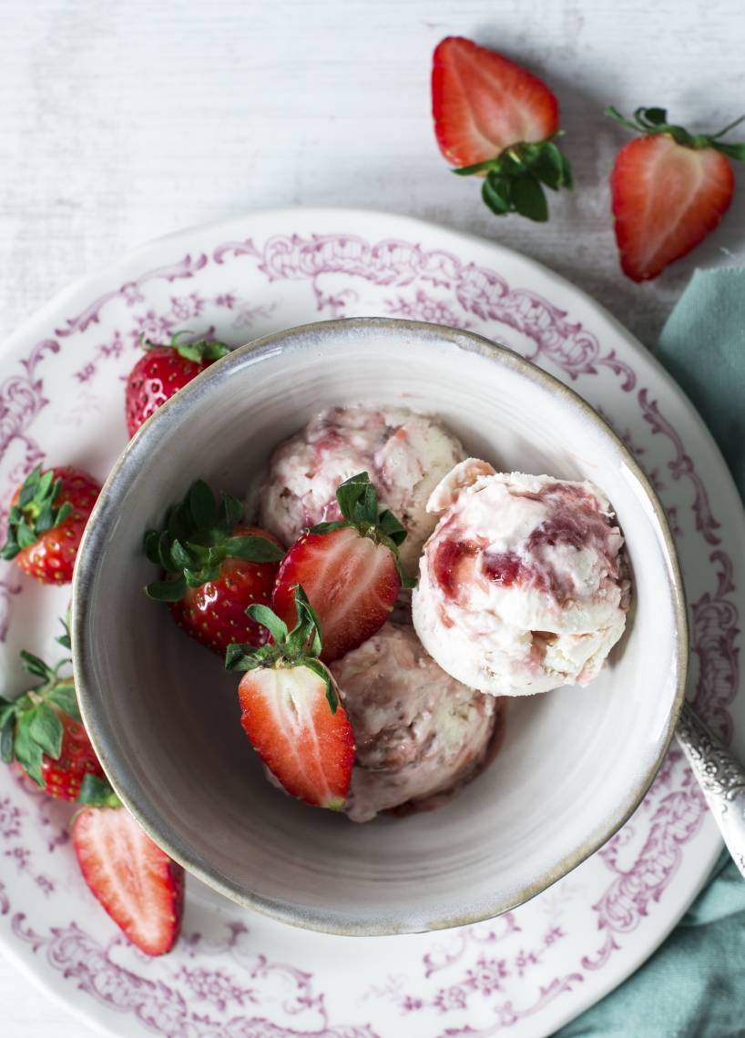 Erdbeer-Rhabarbereis mit Mascarpone