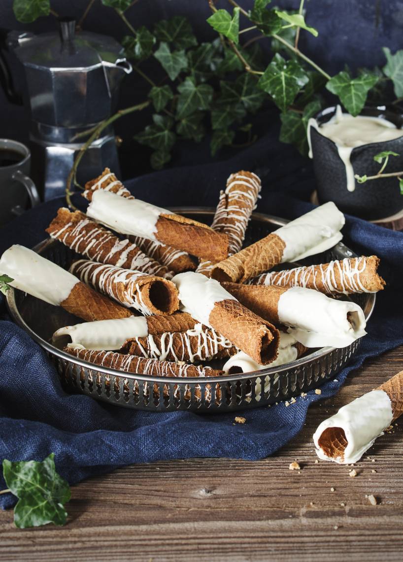 Espressowaffelröllchen mit Schokoglasur aus dem Monsieur Cuisine ... Espressowaffelröllchen mit Schokoglasur aus dem Monsieur Cuisine ...