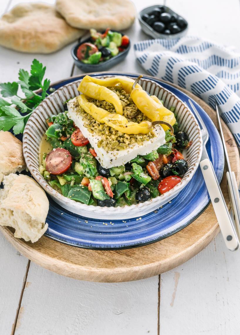 Gedämpfter Feta mit Hirtensalat und Pitabrot