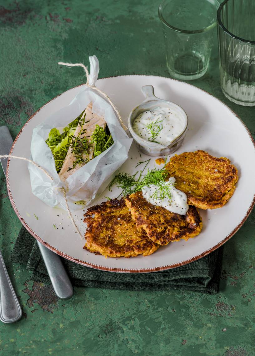 Gedämpfter Lachs mit Süßkartoffelrösti und Schmanddip