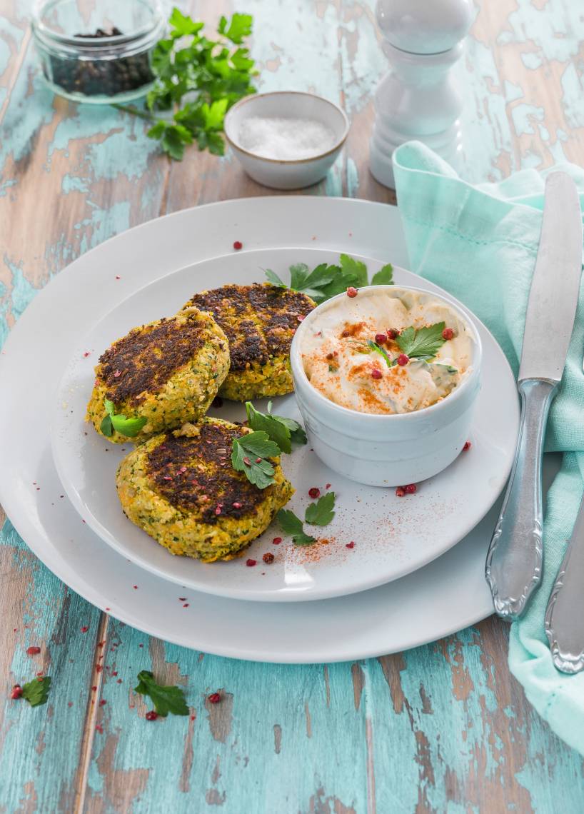 Gemüsebratlinge mit Ajvar-Quarkdip