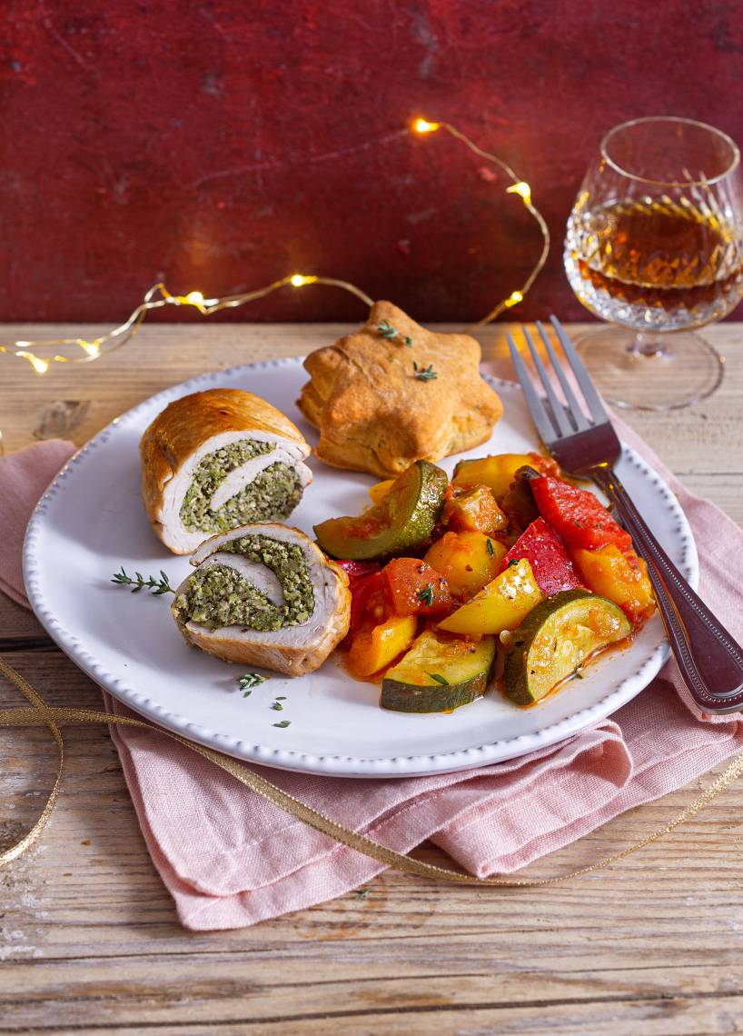 Hähnchenrouladen mit Ratatouille und Parmesanscones