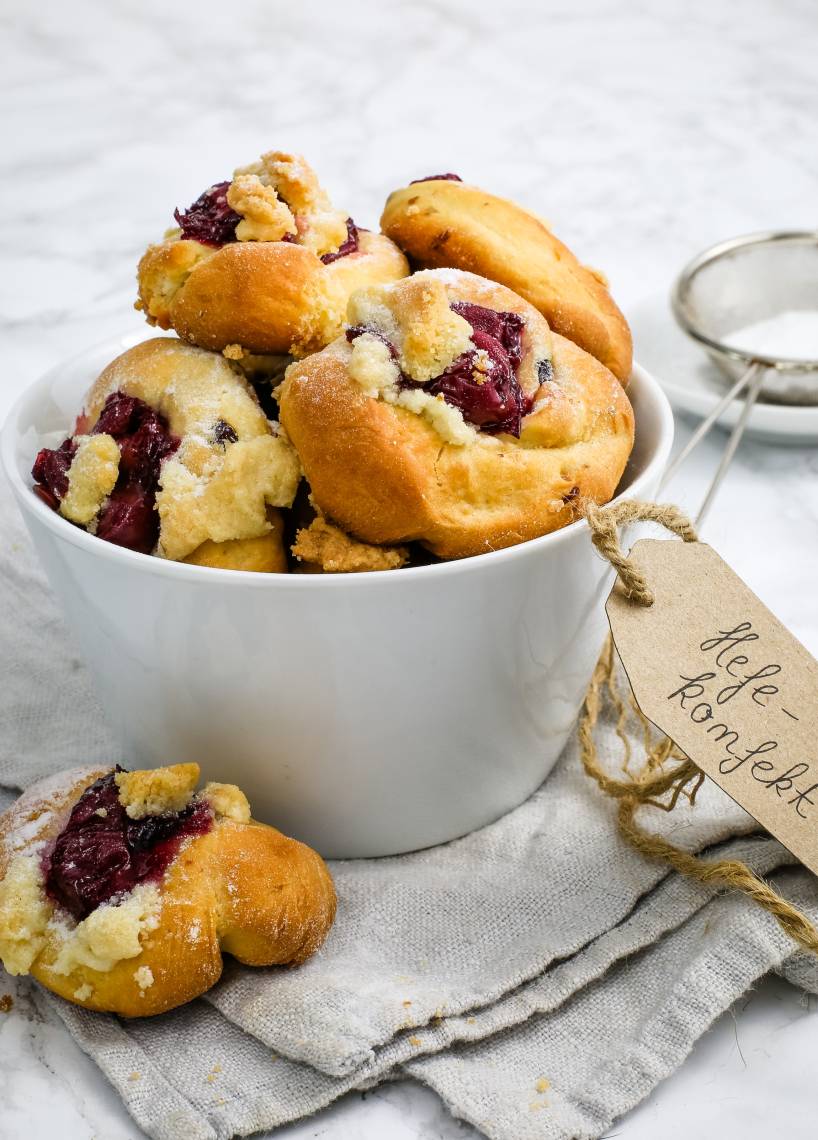 Hefe-Konfekt mit Kirschen backen mit dem Monsieur Cuisine | ZauberMix