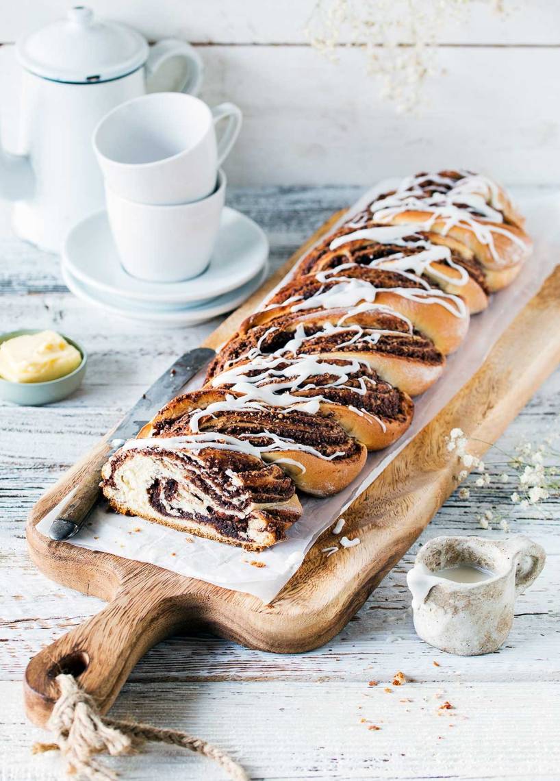 Hefezopf mit Nussfüllung