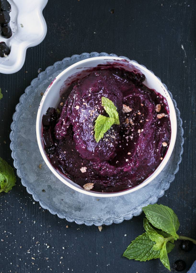 Heidelbeereis mit Buttermilch