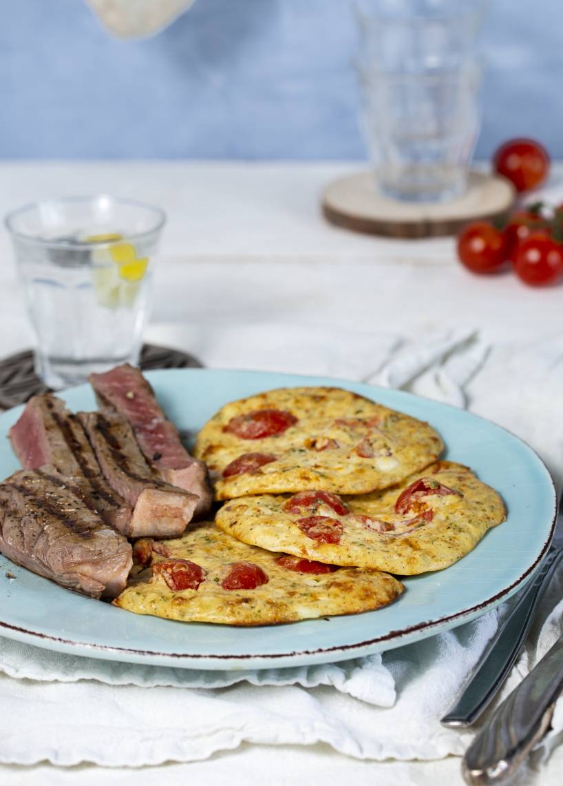 Hüttenkäsetaler mit Tomaten und Steak