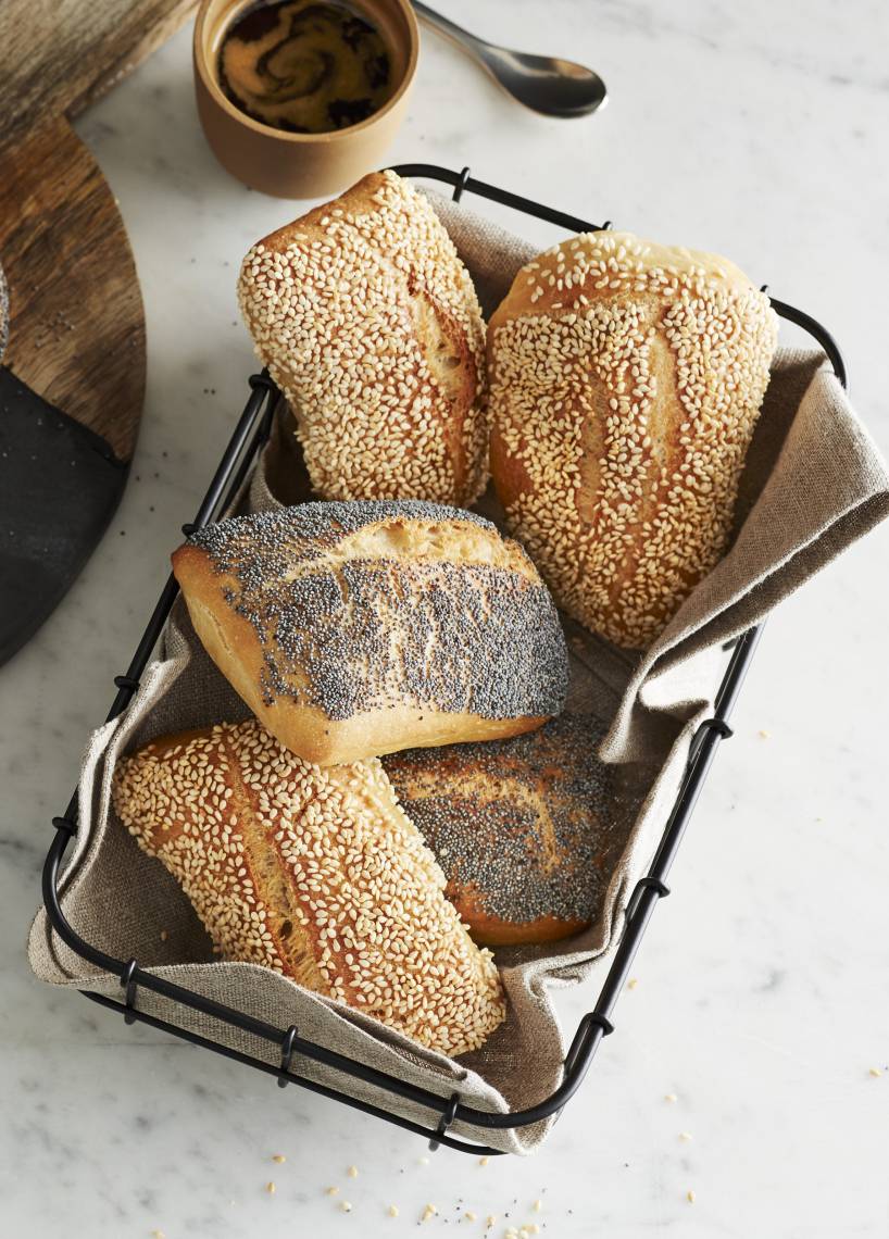 Joghurtbrötchen mit Sesam und Mohn