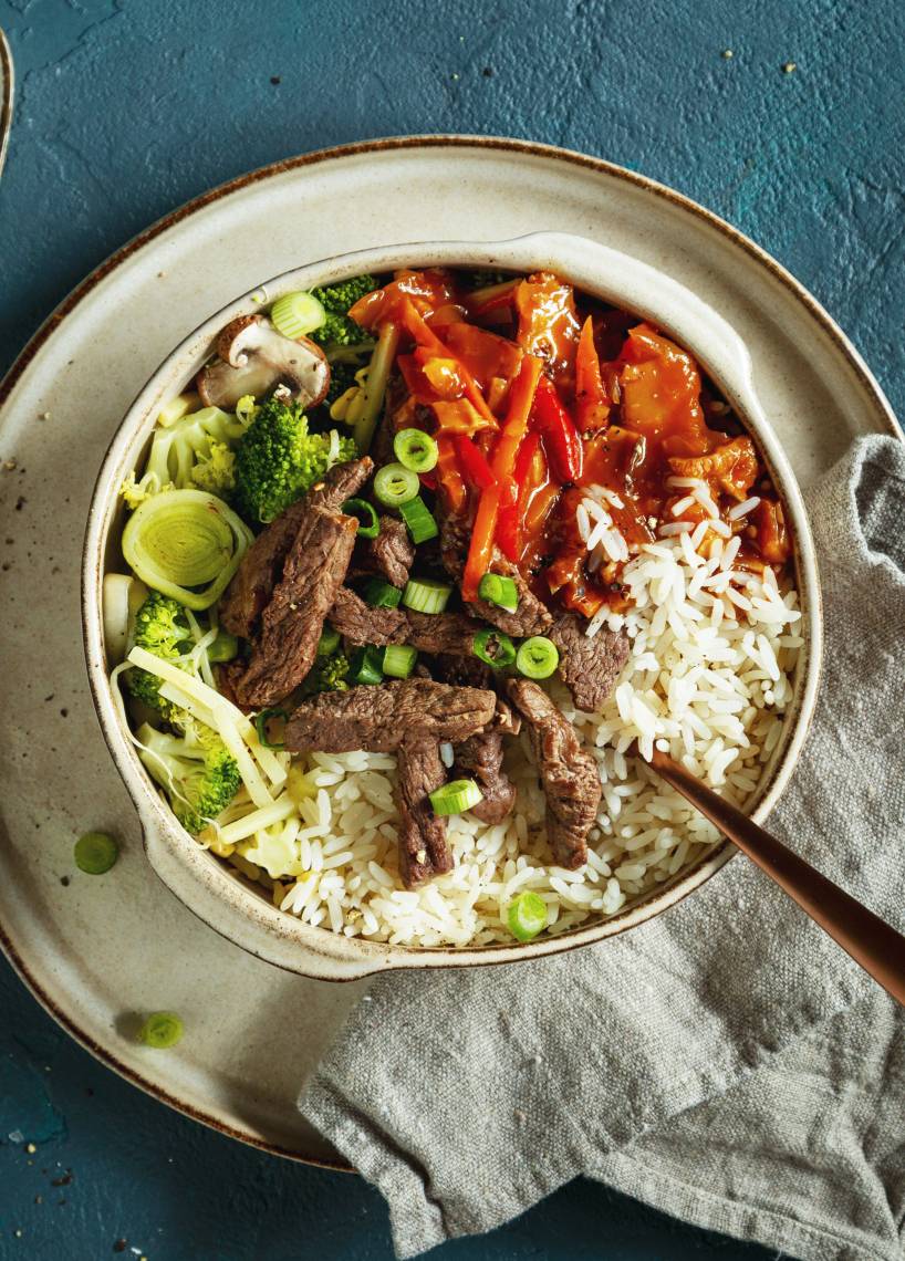 Kantonesische Rinderfiletstreifen mit Reis und Gemüse