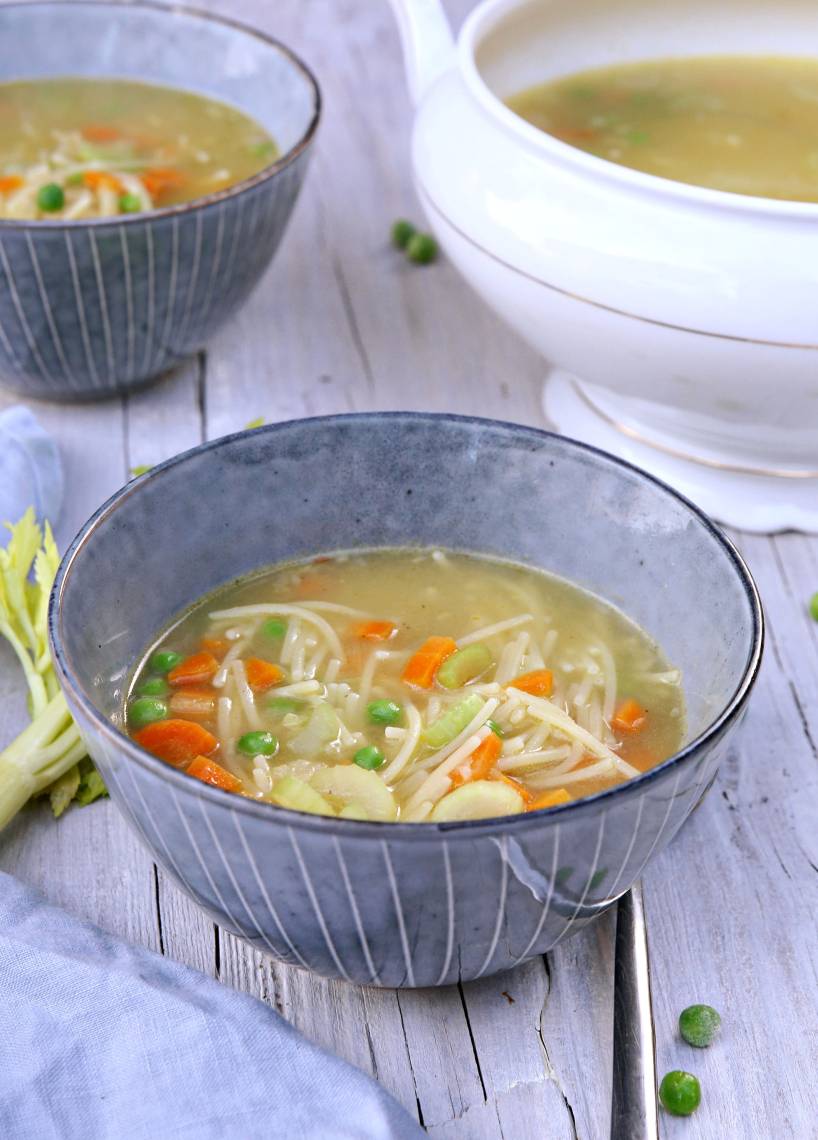 Klare Gemüsesuppe mit Nudeln | ZauberMix