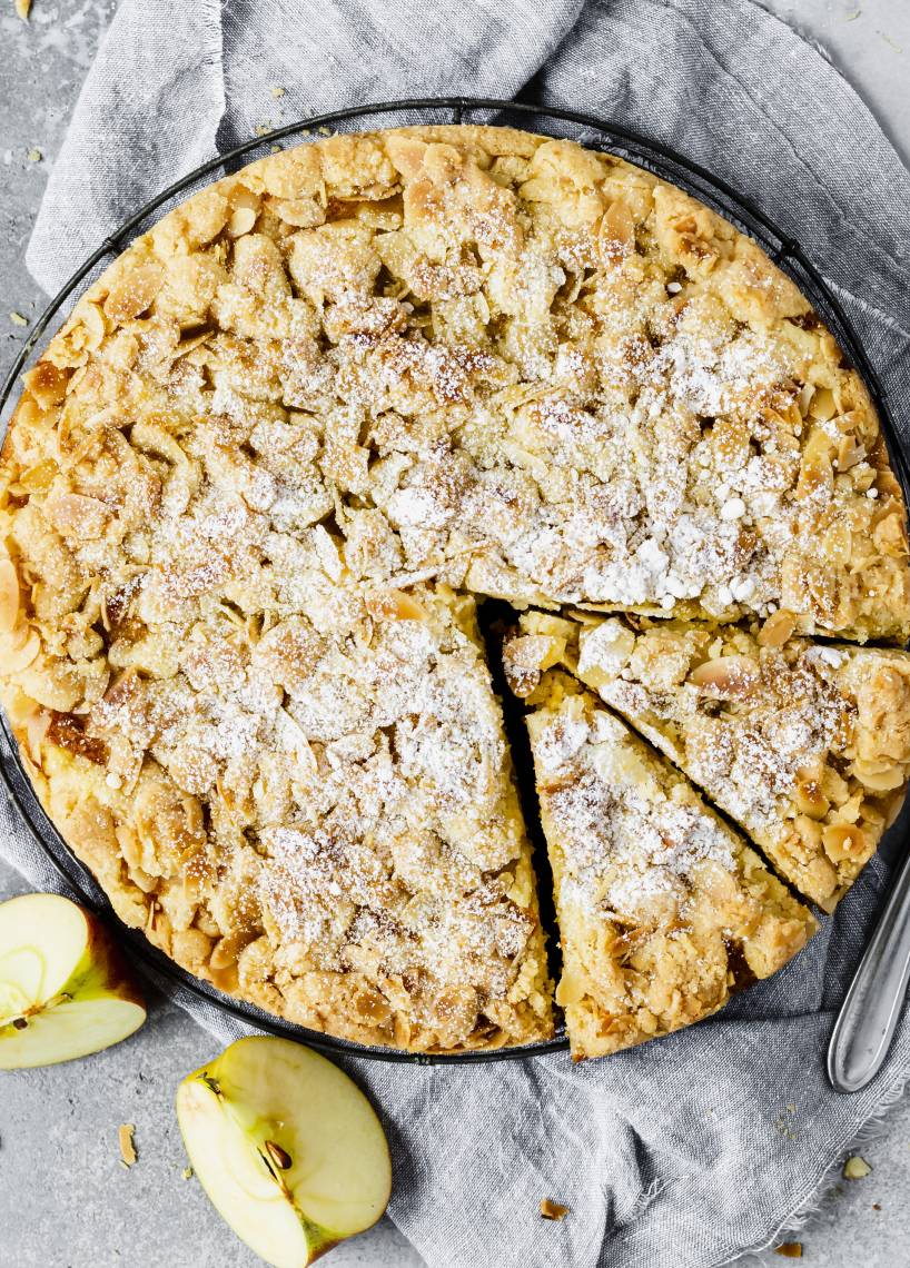 Kürbis-Apfel-Kuchen mit knusprigen Mandelstreuseln