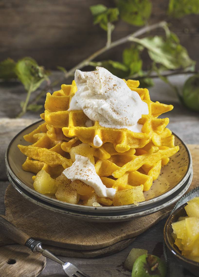 Kürbiswaffeln mit Apfelkompott und Zimtsahne