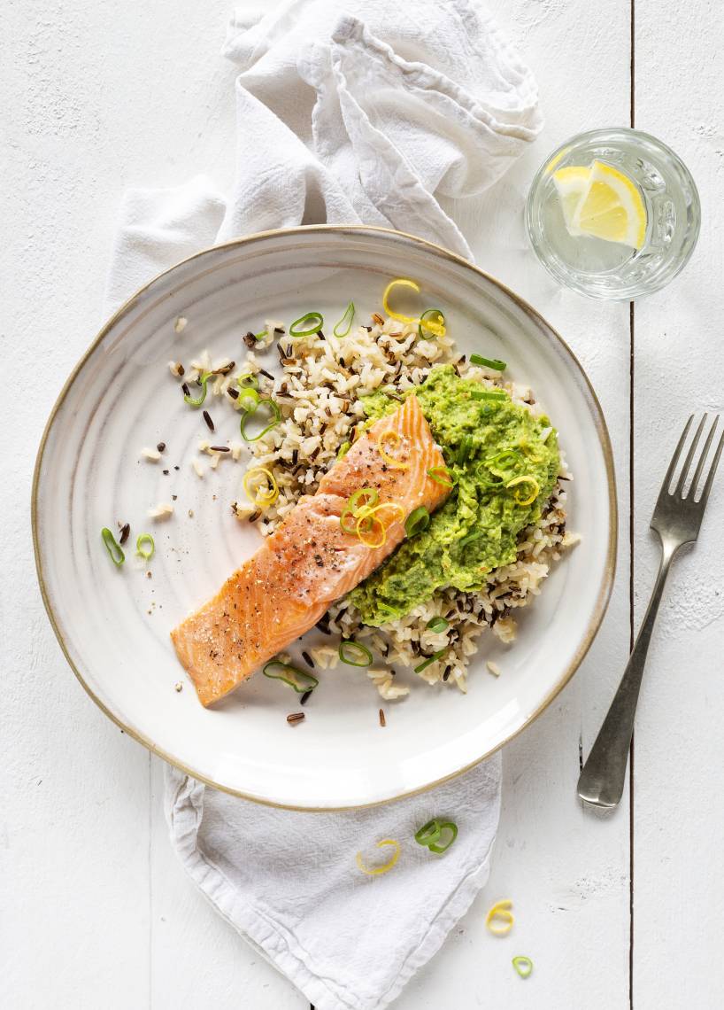 Lachsfilet auf Reis mit Brokkoli-Avocadocreme