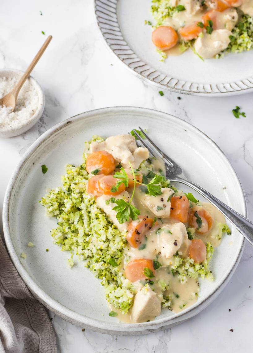 Low-Carb: Hühnerfrikassee mit Brokkoli-Blumenkohl-Reis