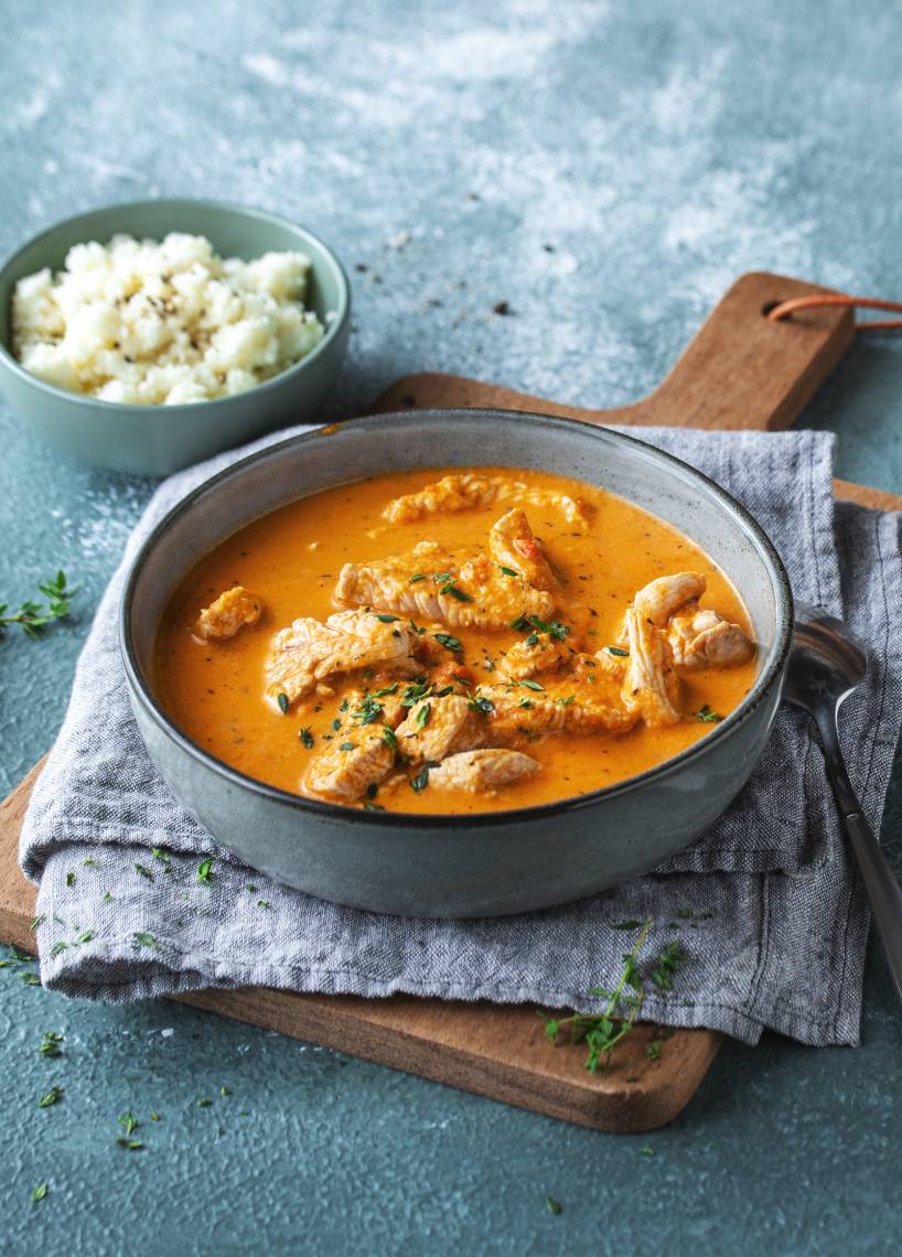 Putengulasch in roter Sahnesoße