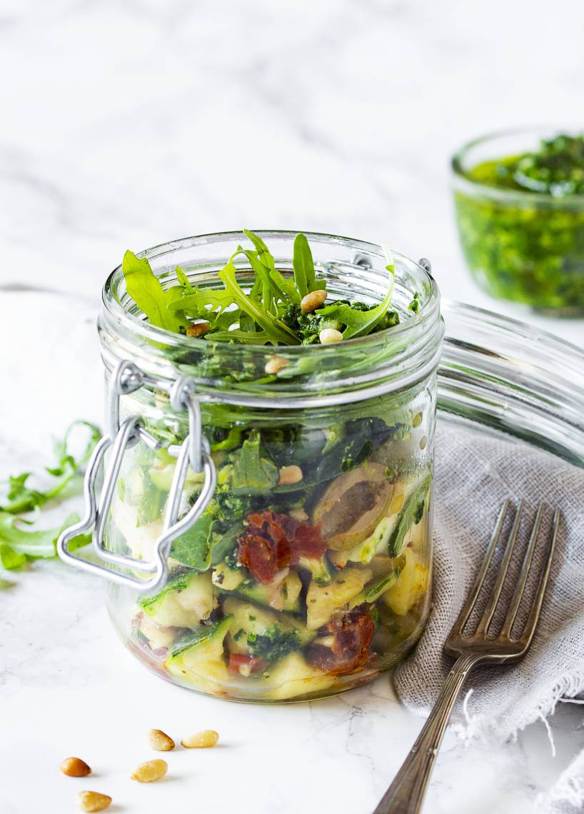 Mediterraner Zucchinisalat mit Mozzarella