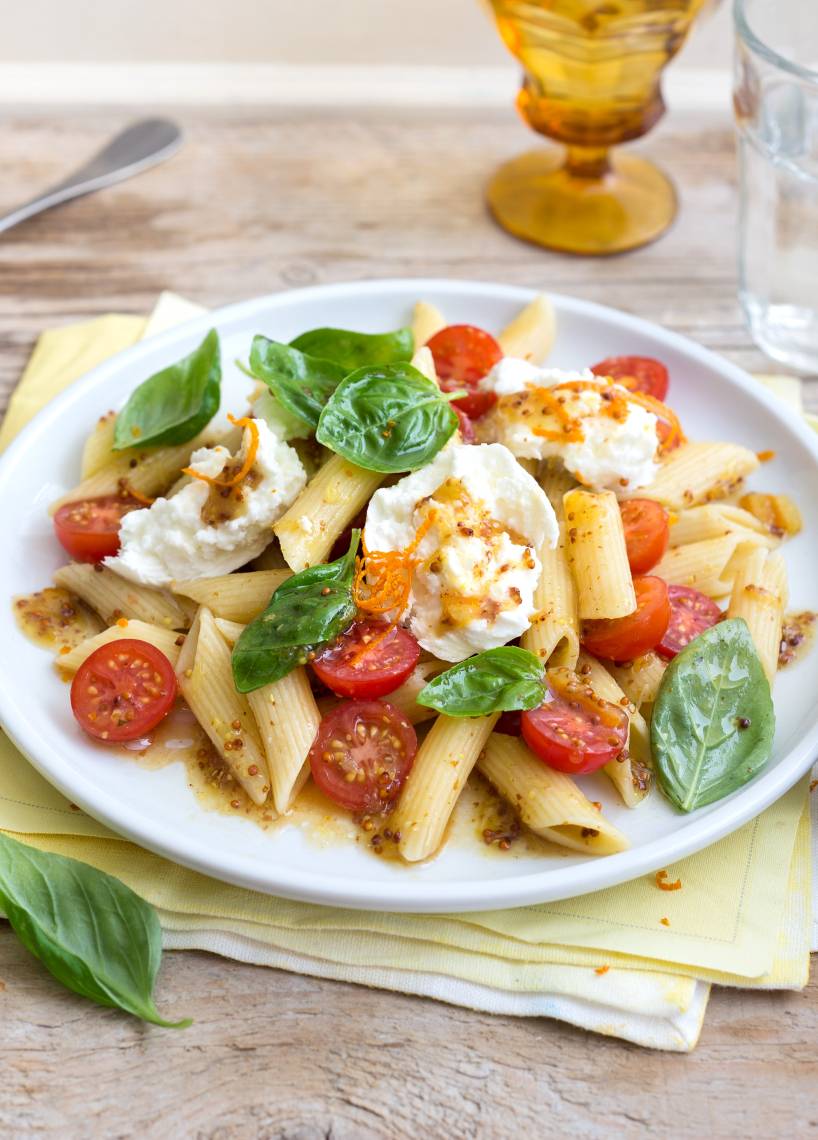 Pastasalat mit  Mozzarella und Orangen-Senf-Dressing