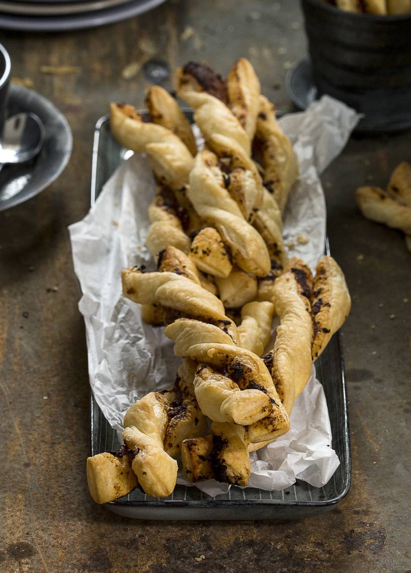 Pesto-Blätterteigstangen mit dem Monsieur Cuisine | ZauberMix Pesto-Blätterteigstangen mit dem Monsieur Cuisine | ZauberMix