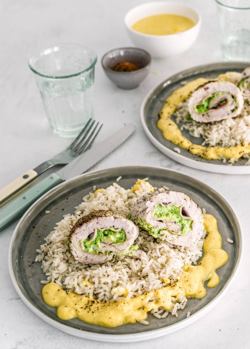 Putenröllchen mit Bärlauch-Käsefüllung auf Gemüseschaum