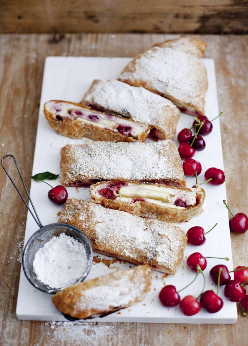 Quarkstrudel mit Kirschen
