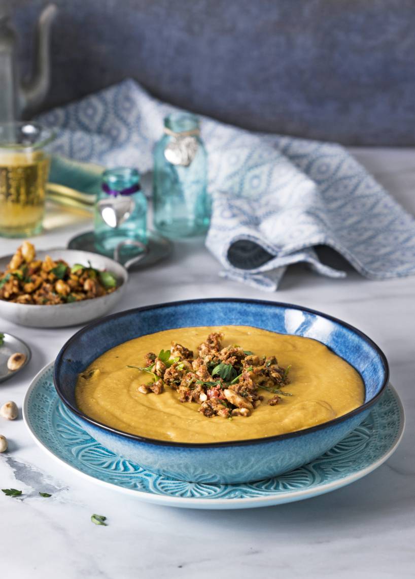 Rote Linsensuppe mit Chili-Topping