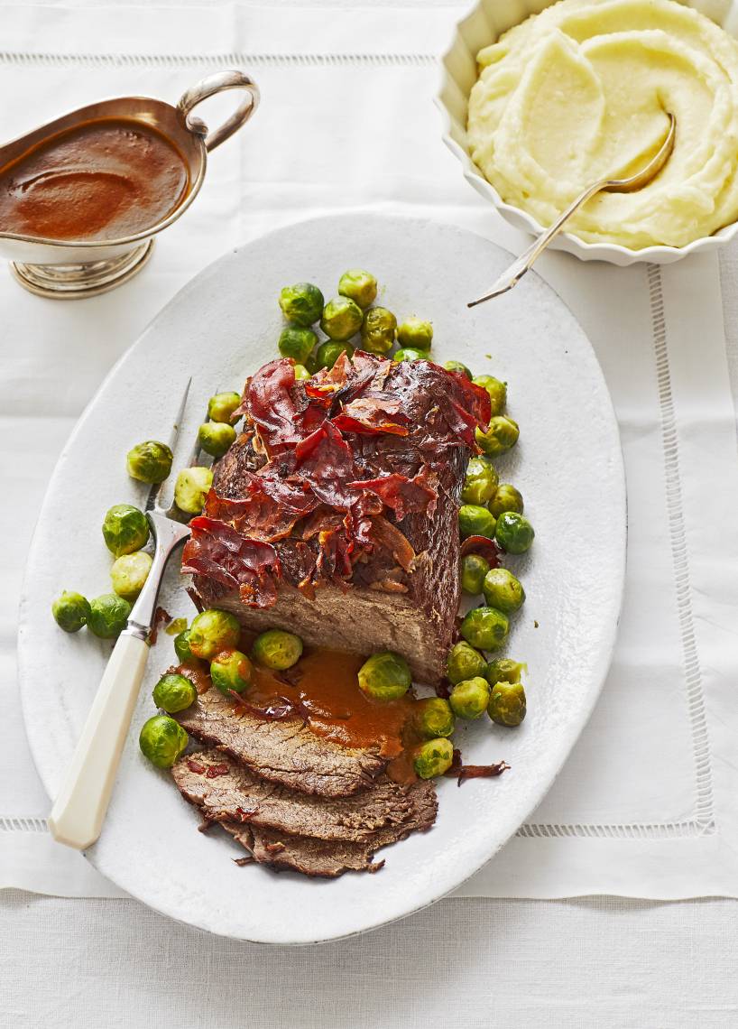 Sauerbraten mit Speck und Rosenkohl