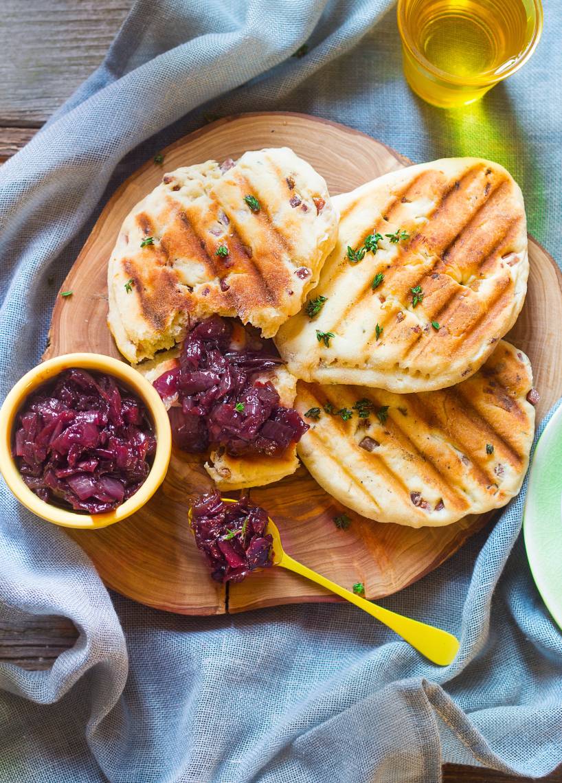 Speck-Grillbrot mit Zwiebel-Honig-Chutney