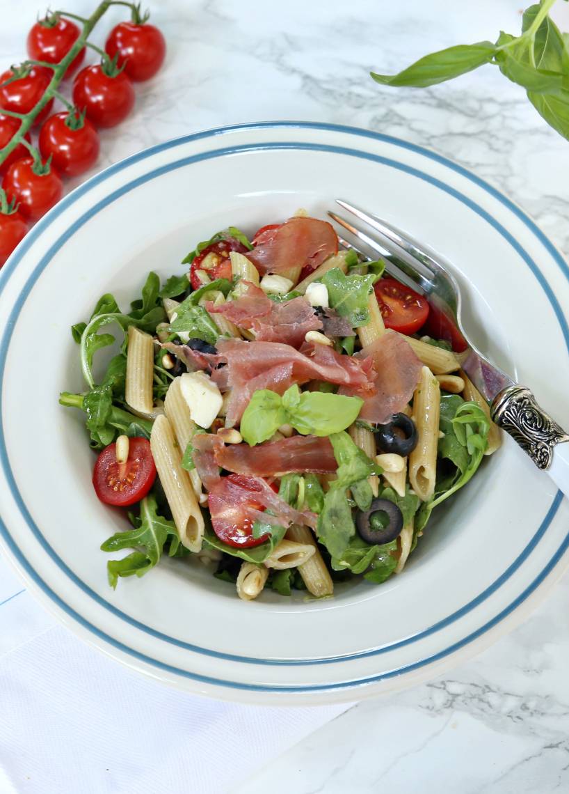 Vollkornnudelsalat mit Schinken und Pinienkernen