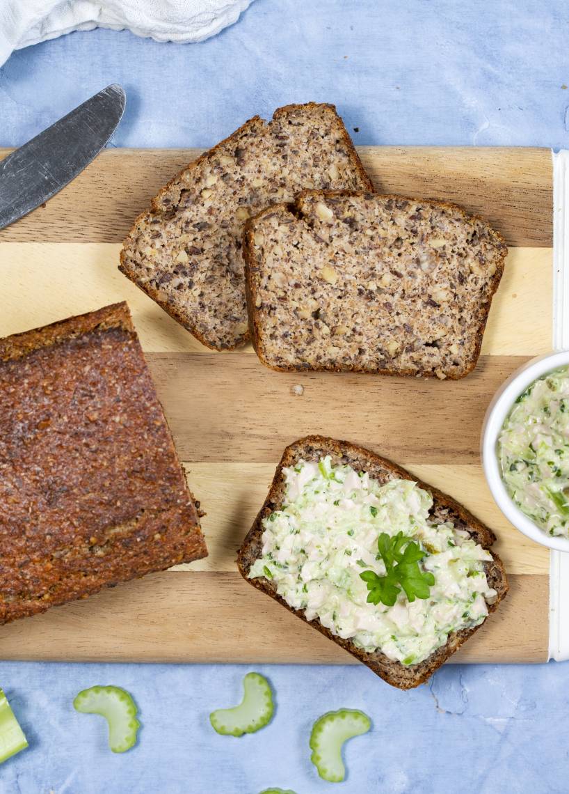 Walnussbrot mit Fleischsalat und Sellerie