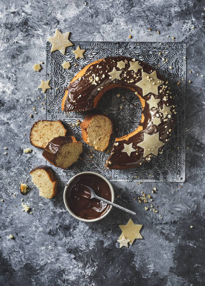 Zauberhafter Marzipan-Kuchen mit Schokoglasur