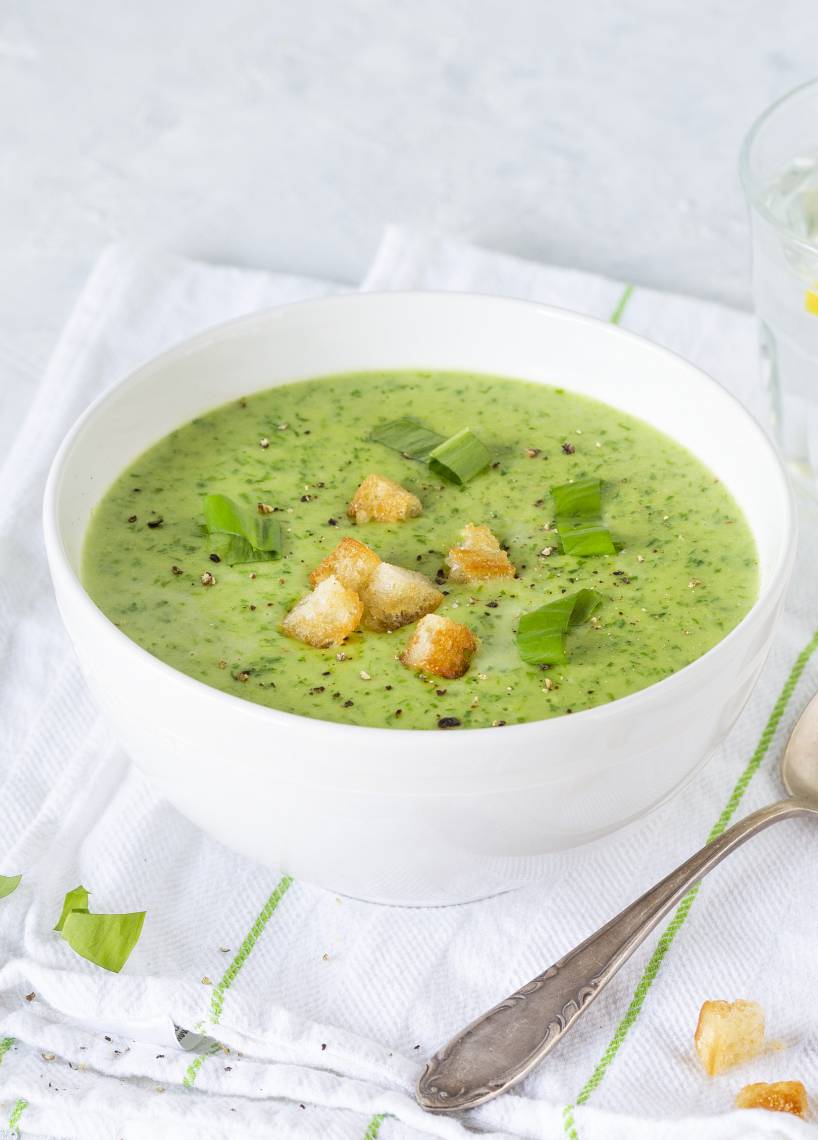 Bärlauchsuppe mit Petersiliencroûtons
