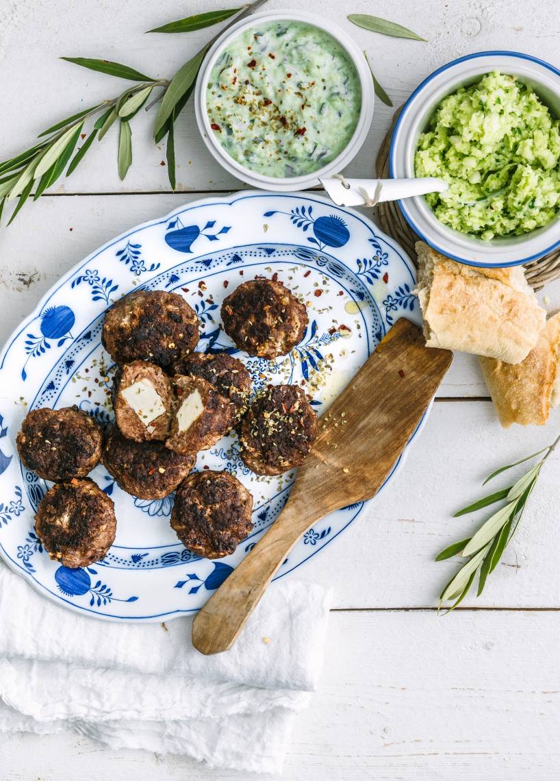 Bifteki mit Krautsalat und Zaziki aus dem Monsieur Cuisine | ZauberMix Bifteki mit Krautsalat und Zaziki aus dem Monsieur Cuisine | ZauberMix