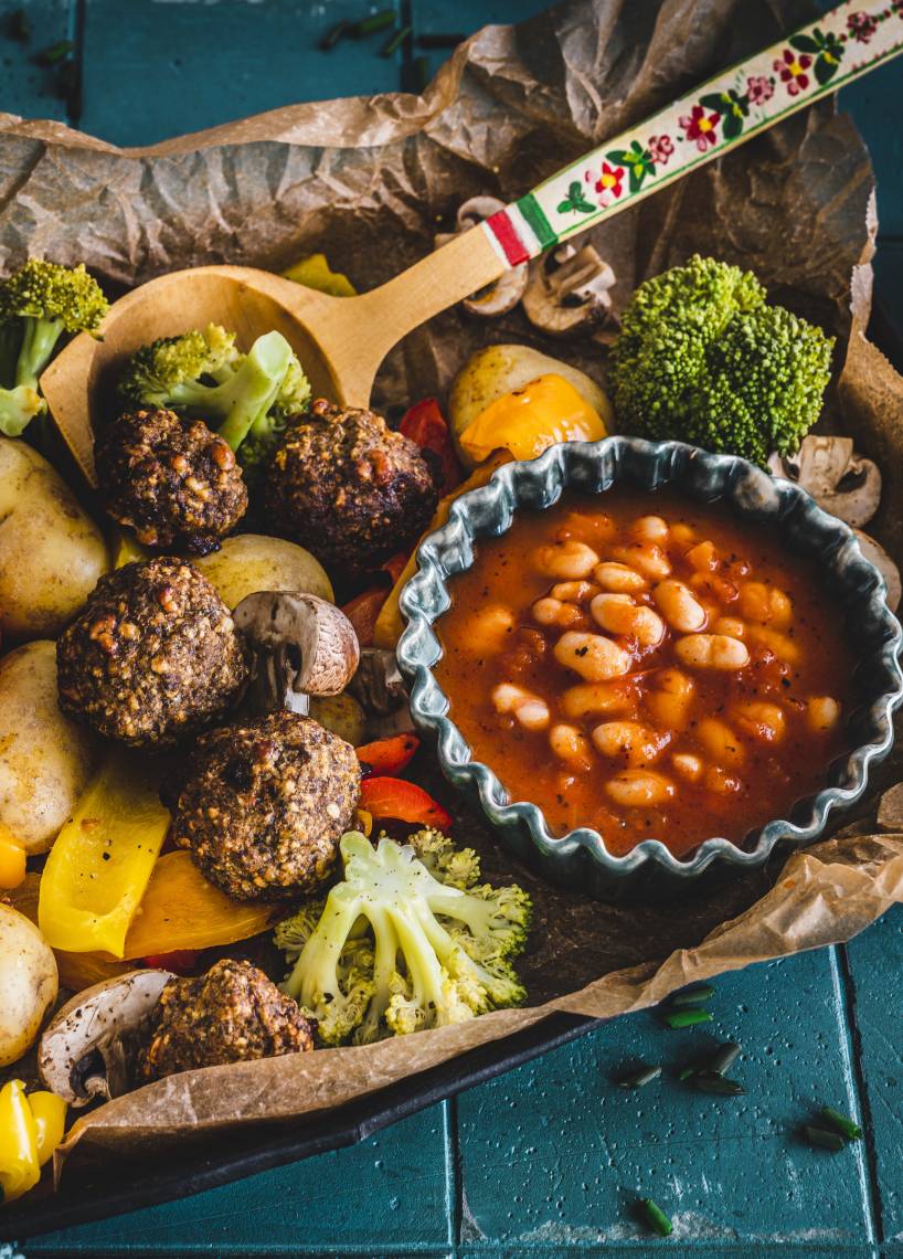 Buntes Blech mit Fleischbällchen