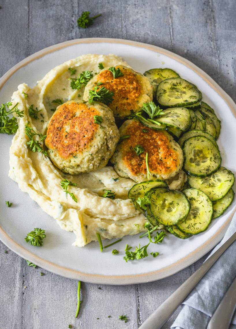 Fischfrikadellen mit Pastinakenpüree und Gurkensalat