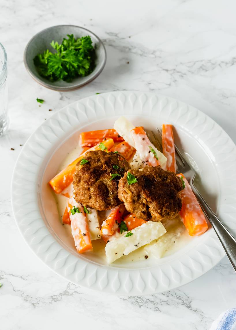 Frikadellen mit Rahmgemüse