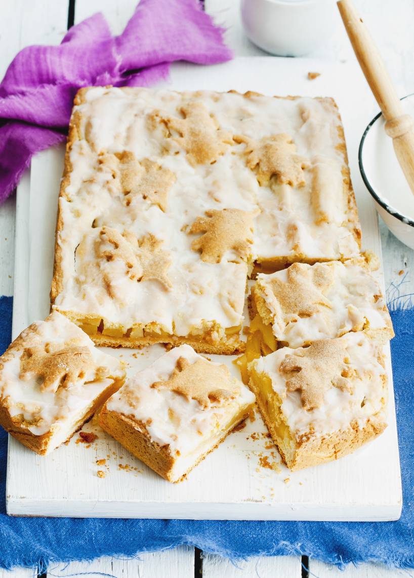 Gedeckter Apfelkuchen mit Zuckerguss