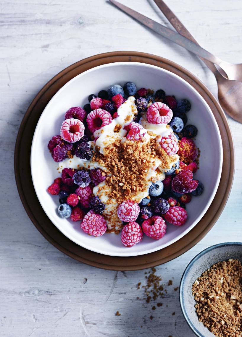 Gefrorene Beeren mit weißer Schokoladensoße und Spekulatius
