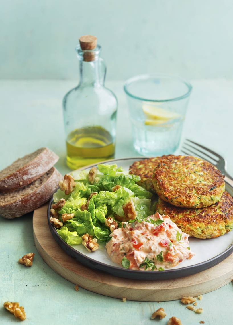 Gemüsebratlinge mit Paprikadip & Salat
