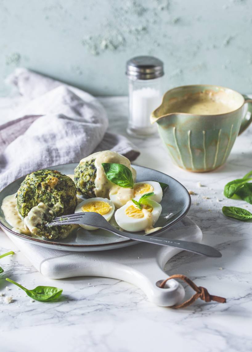 Grüne Basilikum-Spinat-Knödel mit gekochten Eiern und Senfsoße | ZauberMix