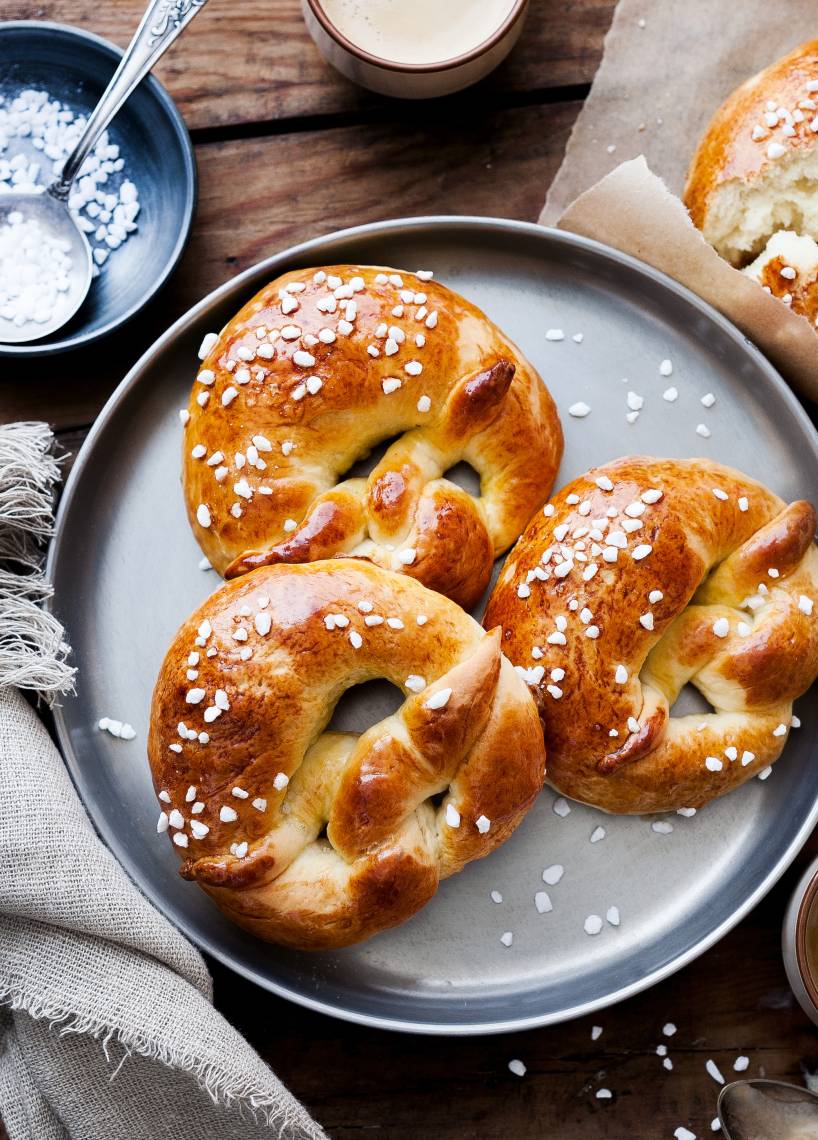 Hefebrezeln mit Hagelzucker