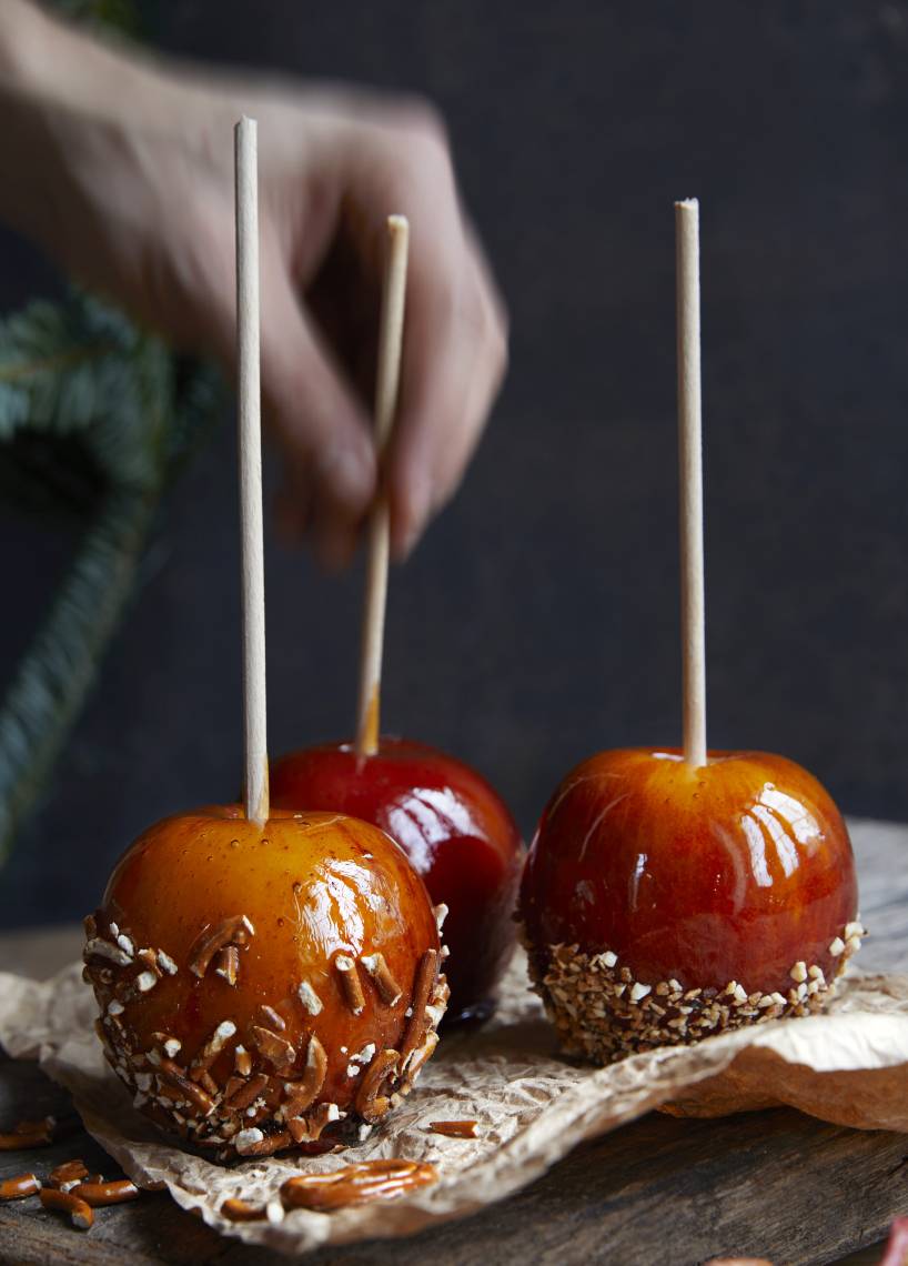 Karamelläpfel mit Nuss- und Brezel-Deko