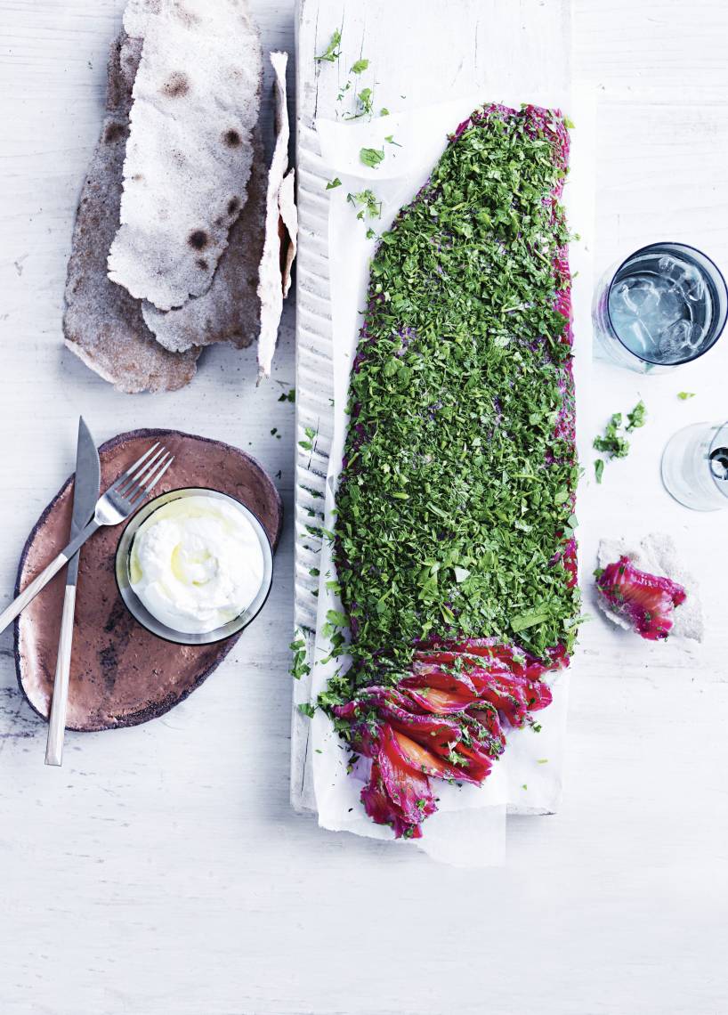 Kräuter-Graved-Lachs mit Rote Bete und Bier-Crisps