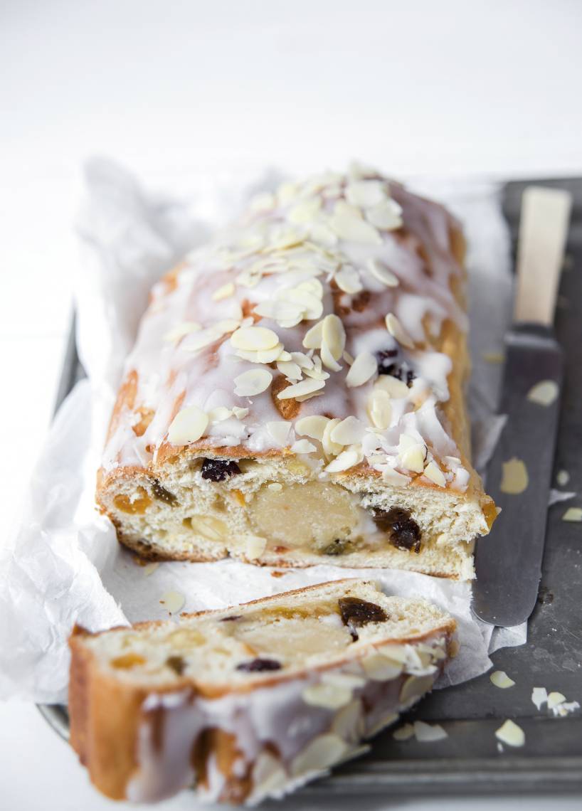 Marzipanstollen mit Zuckerguss