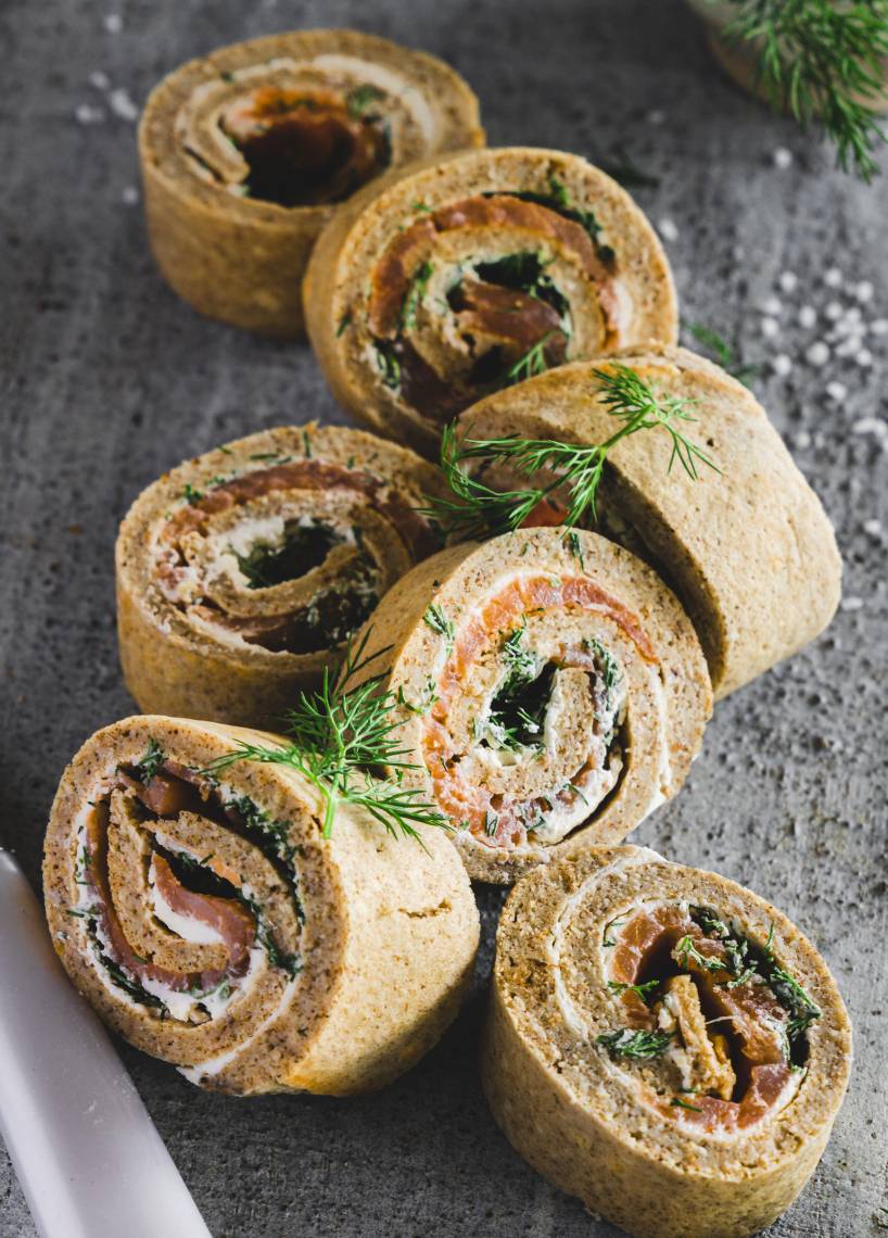 Pfannkuchen-Röllchen mit Frischkäse und Lachs