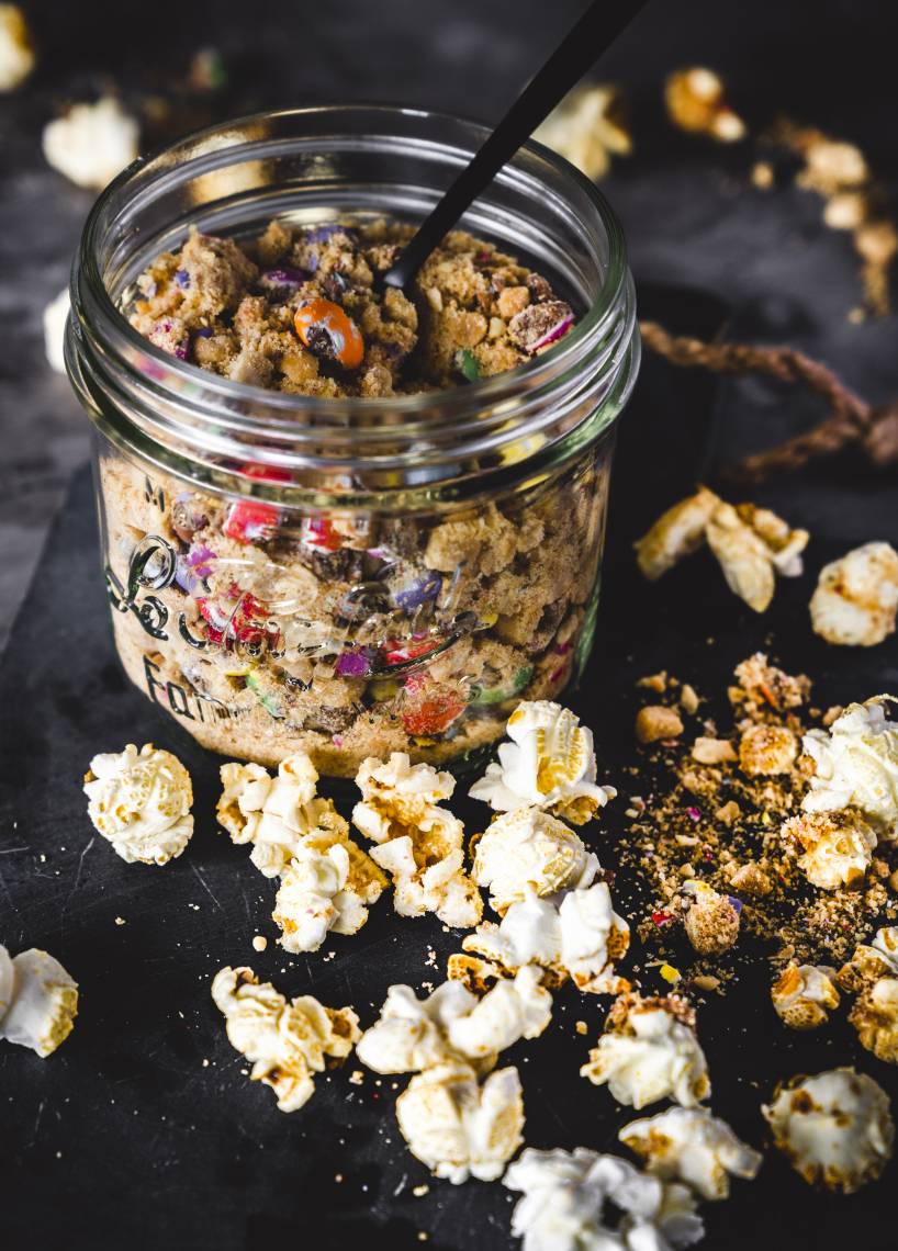 Popcorngewürz Pulver und Karamellstückchen