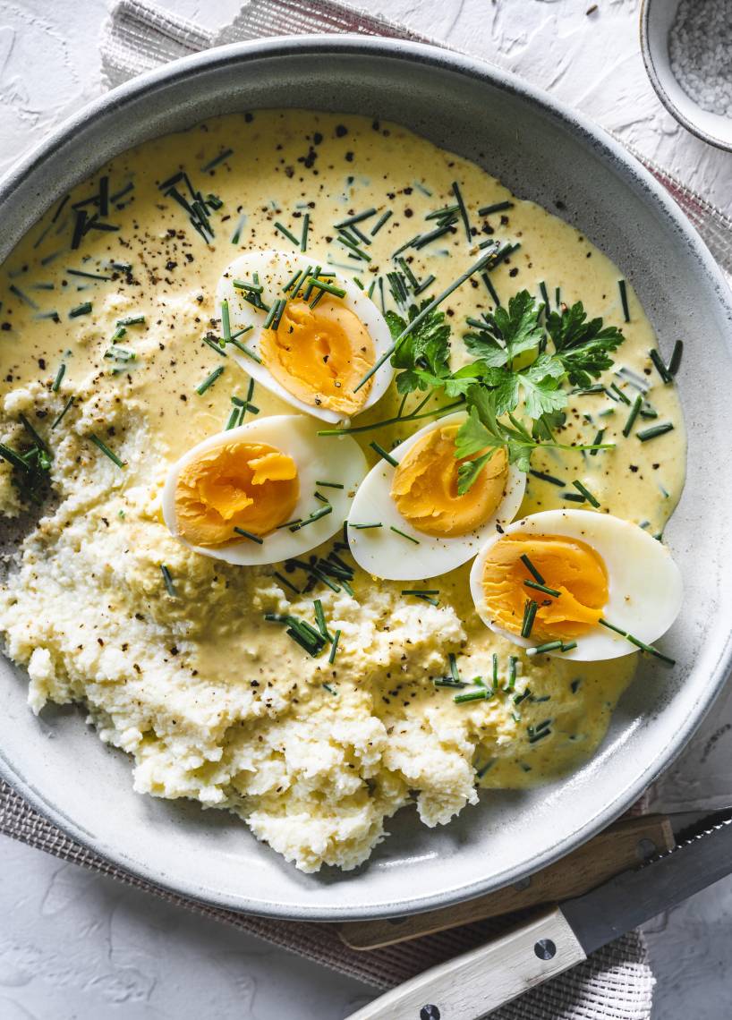 Senfeier mit Blumenkohlstampf