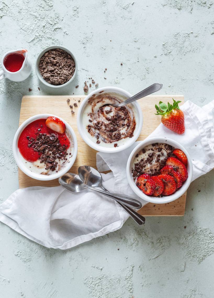 Stracciatella-Grießbrei mit Erdbeeren