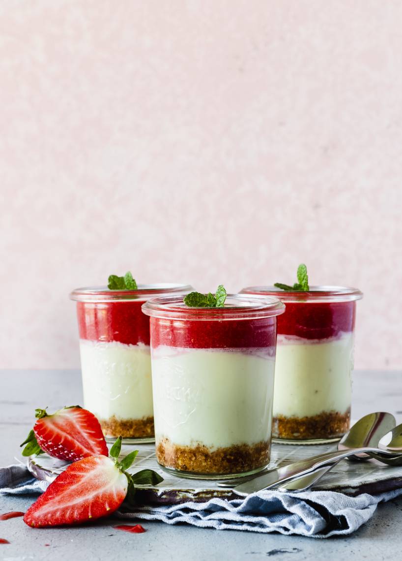 Cheesecake im Glas mit einfacher Erdbeersoße