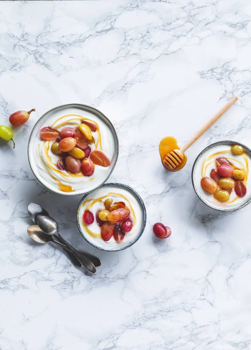 Gedämpfte Trauben auf Joghurt
